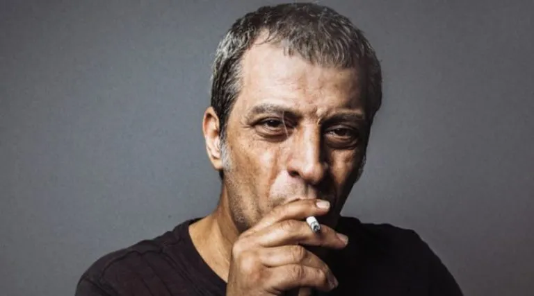 Ο Θέμης Αδαμαντίδης, ο κουμπάρος από τη Βάρη & το κύκλωμα κοκαϊνης – Oι διάλογοι που “καίνε” τον τραγουδιστή