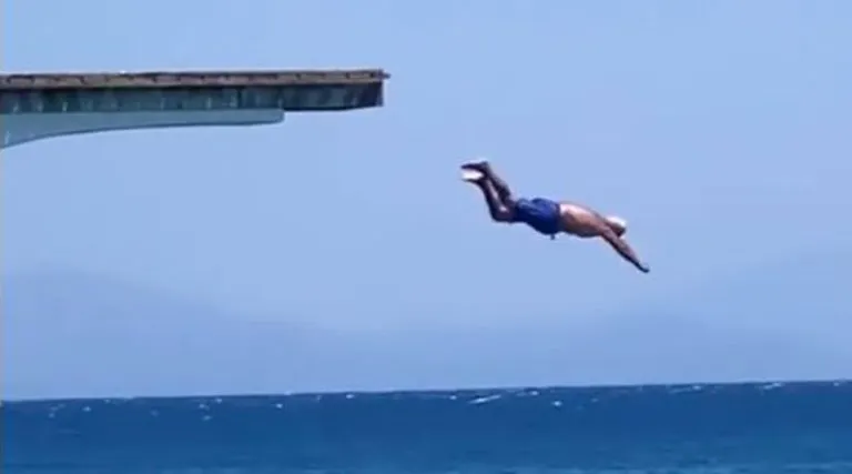 Παππούς ίπταται στην παραλία για βουτιά! Τύφλα ναχει ο Γκρεγκ Λουγκάνις (φωτό+βίντεο)