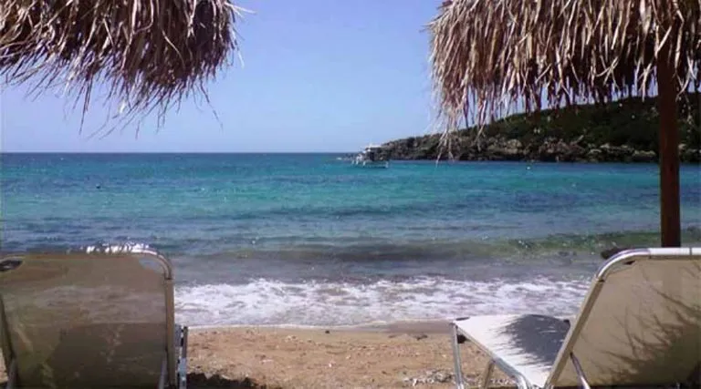 Αισχροκέρδεια: Πρωταθλήτριες οι ξαπλώστρες! 50 ευρώ σε παραλία στην Ανάβυσσο