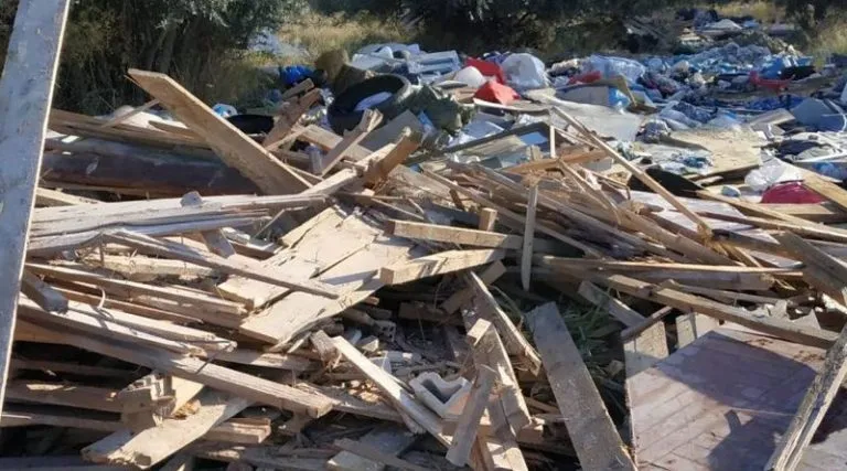 Εικόνες ντροπής στη Παιανία! Άγνωστοι μετέτρεψαν δάσος σε χωματερή