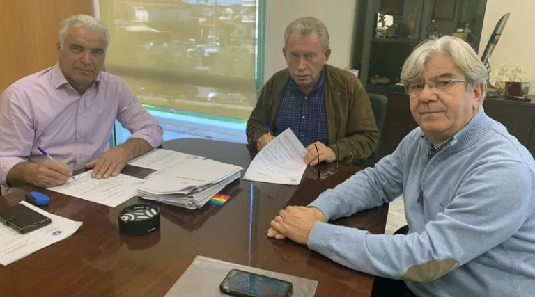 Έπεσαν οι υπογραφές για τη σύμβαση ανακαίνισης για το παλαιό Δημοτικό Σχολείο Π. Φώκαιας
