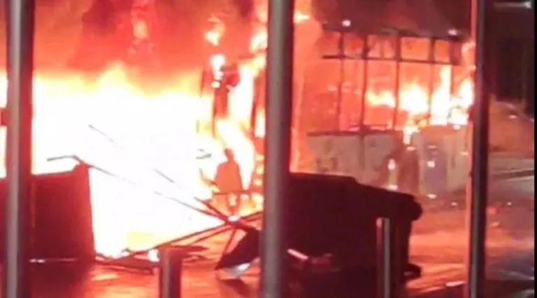 Ρομά: “Κάηκε” το Μενίδι – Λεωφορείο τυλίχτηκε στις φλόγες