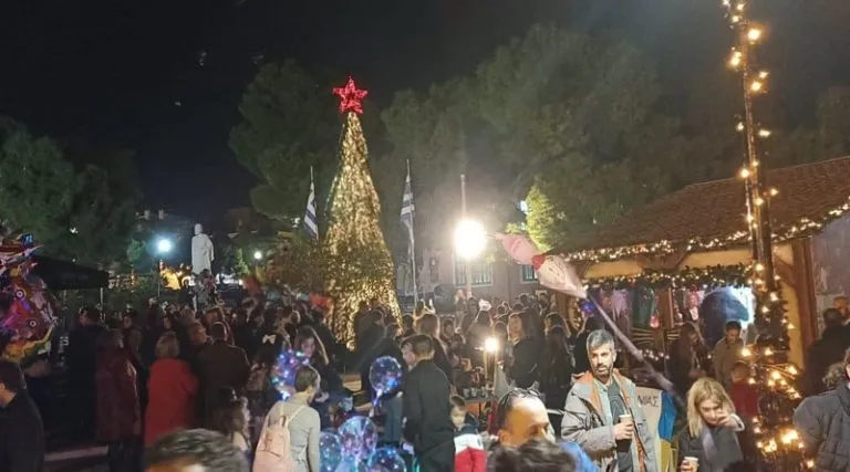 Σε εορταστικούς ρυθμούς ο Δήμος Παιανίας – Ανάβει σήμερα και το Χριστουγεννιάτικο δέντρο στα Γλυκά Νερά