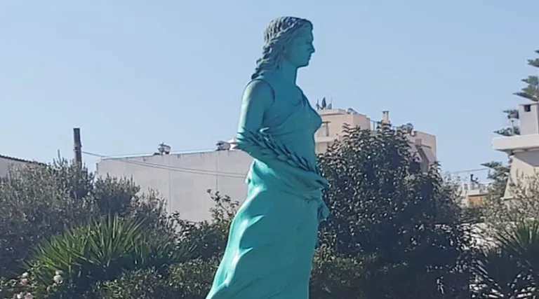 Τι συνέβη τελικά με το άγαλμα έξω από το Κέντρο Υγείας στα Σπάτα