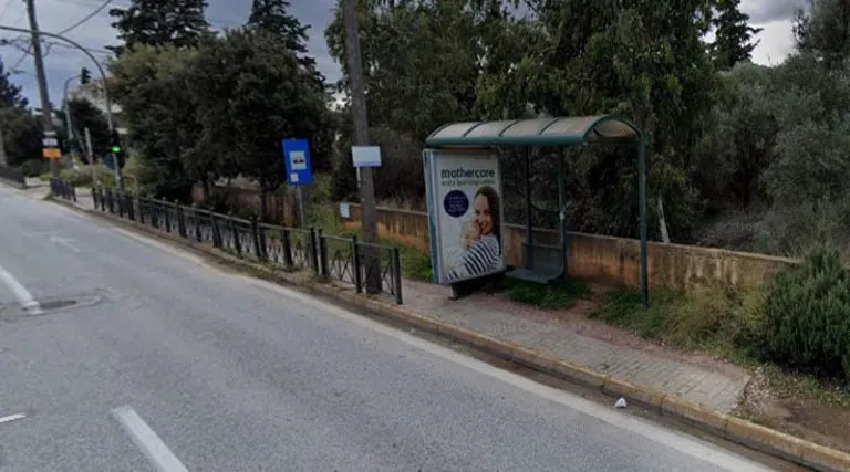 Ανώμαλος αυνανιζόταν σε στάση λεωφορείου στη Νέα Μάκρη!!!