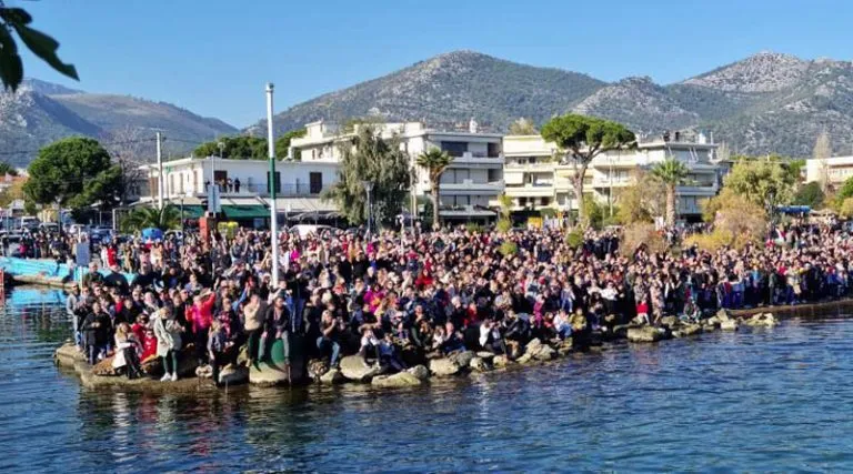 Βούλιαξε από κόσμο το λιμάνι της Νέας Μάκρης στα Θεοφάνεια (φωτό)
