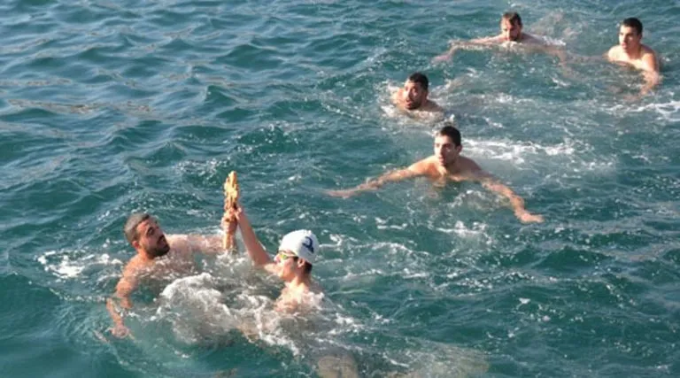 Ποιοι έπιασαν τον Σταυρό στο λιμάνι της Ραφήνας – Τι συνέβη (φωτό & βίντεο)