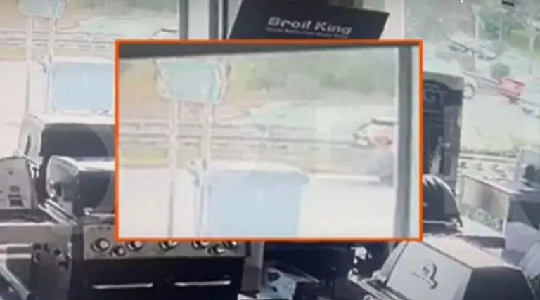 Βούλα: Παραβίασε το κόκκινο και παρέσυρε 15χρονη μαθήτρια (βίντεο)